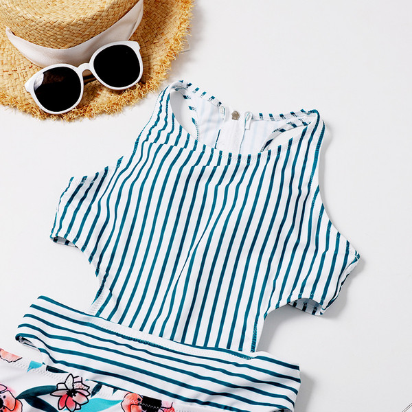 Раиран дамски цял бански костюм с флорален десен 