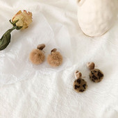 Stílusos női fülbevaló pehely és állatmintával