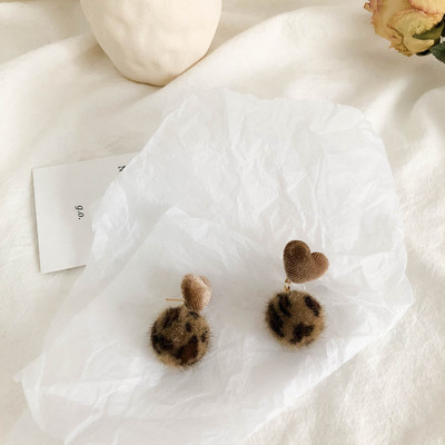 Stílusos női fülbevaló pehely és állatmintával