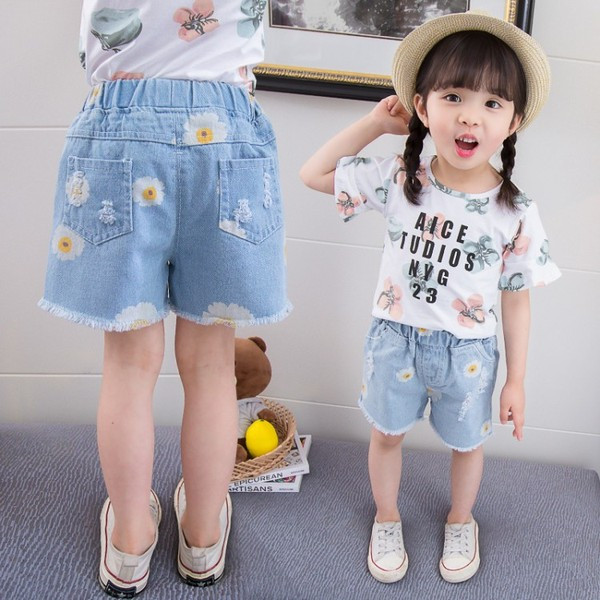 Kék színű rövid gyerekfarmer, zsebekkel lányoknak