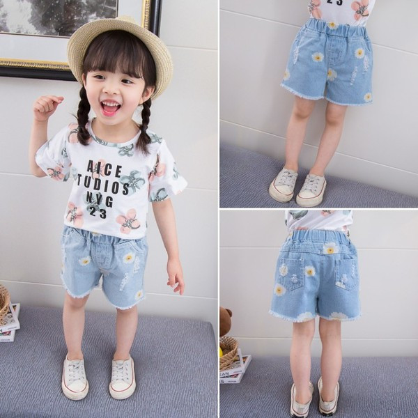 Kék színű rövid gyerekfarmer, zsebekkel lányoknak