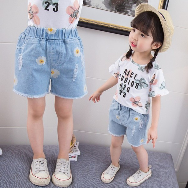 Kék színű rövid gyerekfarmer, zsebekkel lányoknak