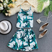 Ένα μοντέρνο γυναικείο σετ με λεπτές λωρίδες σε διάφορα χρώματα