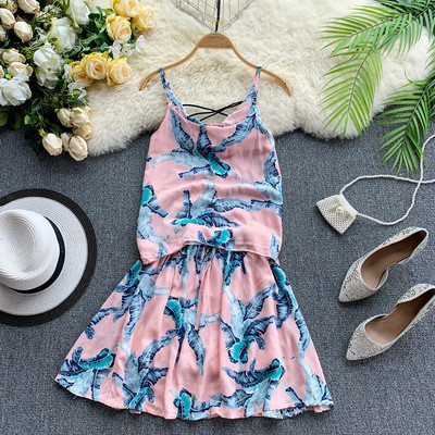 Ένα μοντέρνο γυναικείο σετ με λεπτές λωρίδες σε διάφορα χρώματα