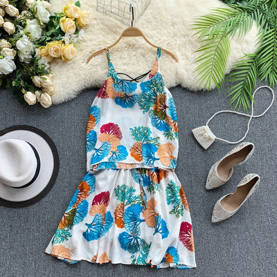 Ένα μοντέρνο γυναικείο σετ με λεπτές λωρίδες σε διάφορα χρώματα