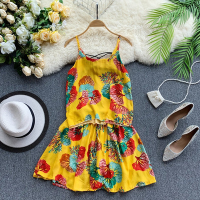 Ένα μοντέρνο γυναικείο σετ με λεπτές λωρίδες σε διάφορα χρώματα