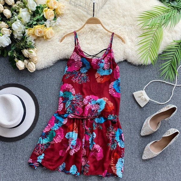 Ένα μοντέρνο γυναικείο σετ με λεπτές λωρίδες σε διάφορα χρώματα