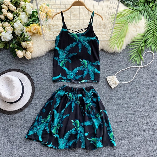 Ένα μοντέρνο γυναικείο σετ με λεπτές λωρίδες σε διάφορα χρώματα