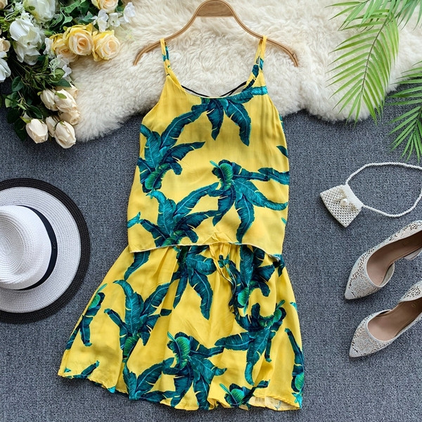 Ένα μοντέρνο γυναικείο σετ με λεπτές λωρίδες σε διάφορα χρώματα