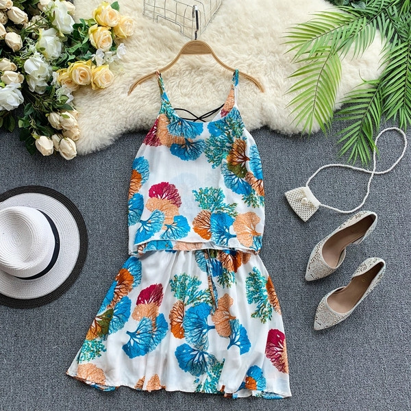 Ένα μοντέρνο γυναικείο σετ με λεπτές λωρίδες σε διάφορα χρώματα