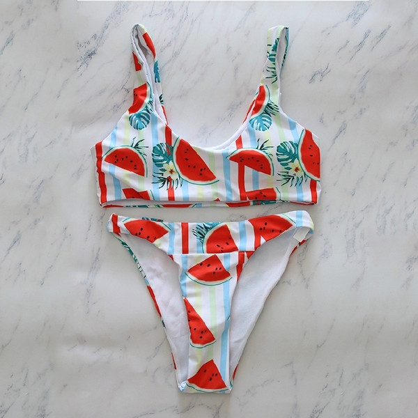 Κομψό γυναικείο μαγιό με δύο μέρη με εφαρμογή