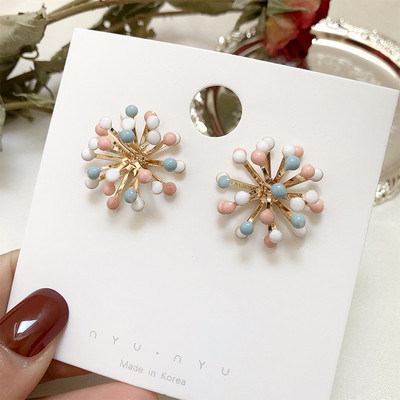 Női fülbevaló színes pöttyökkel