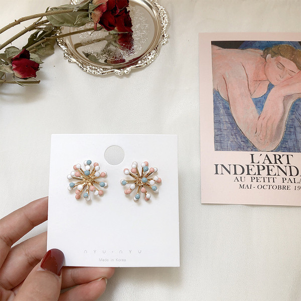 Női fülbevaló színes pöttyökkel