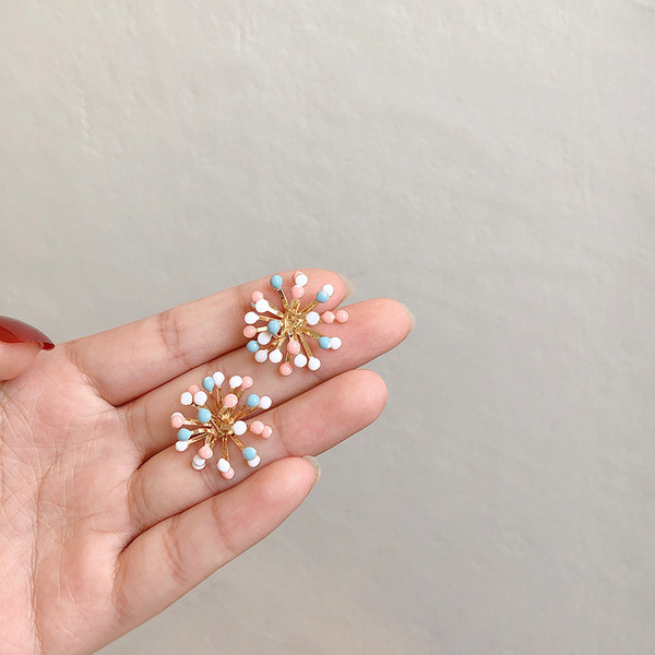 Női fülbevaló színes pöttyökkel