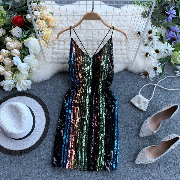 Κομψό γυναικείο φόρεμα με λεπτές λωρίδες και πούλιες