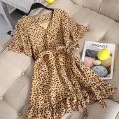 Modern női ruha színes mintával és övvel több színben