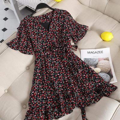 Modern női ruha színes mintával és övvel több színben