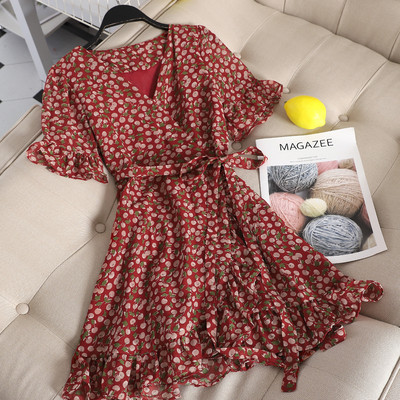 Modern női ruha színes mintával és övvel több színben