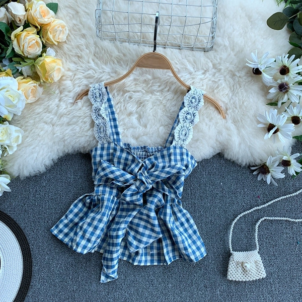 Modern női felső csipkével és szalaggal, többféle színben