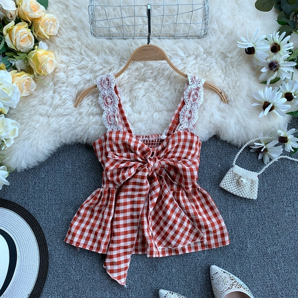 Modern női felső csipkével és szalaggal, többféle színben