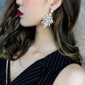 Női lógó fülbevaló fehér kövekkel