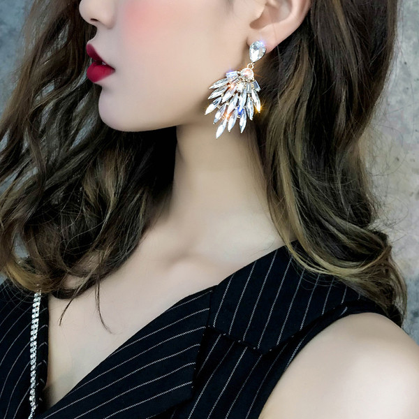 Női lógó fülbevaló fehér kövekkel