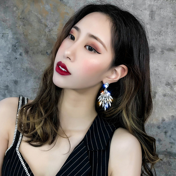 Női lógó fülbevaló fehér kövekkel