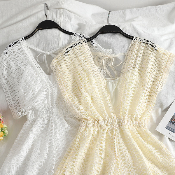 Κομψή γυναικεία σαλοπέτα με ντεκολτέ σε σχήμα λευκού, μαύρου και μπεζ χρώματος