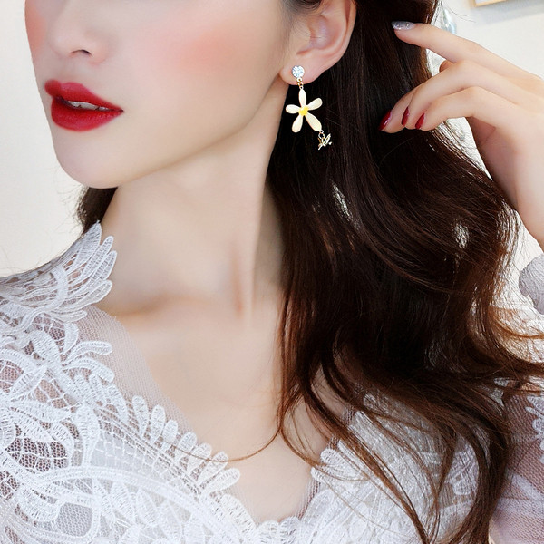 Női virág alakú fülbevaló