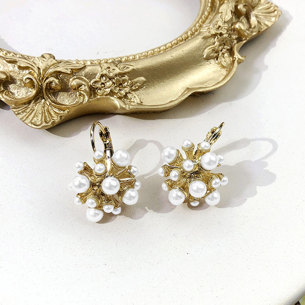 Női fülbevaló fehér gyöngyökkel