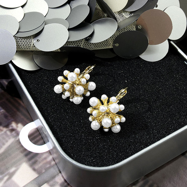 Női fülbevaló fehér gyöngyökkel