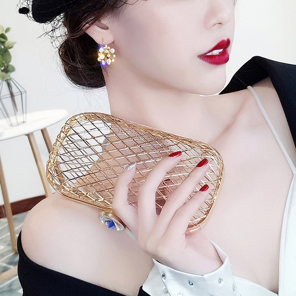 Női fülbevaló fehér gyöngyökkel