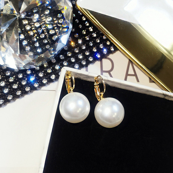 Női fülbevaló nagy gyöngyökkel