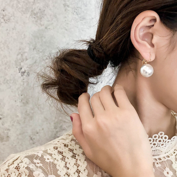 Női fülbevaló nagy gyöngyökkel