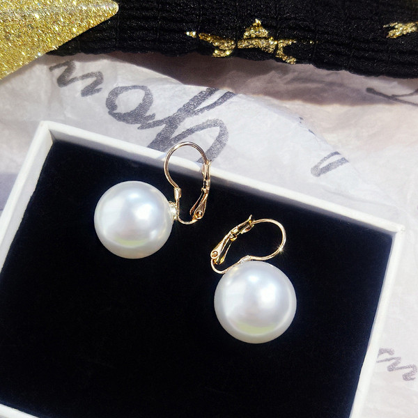 Női fülbevaló nagy gyöngyökkel