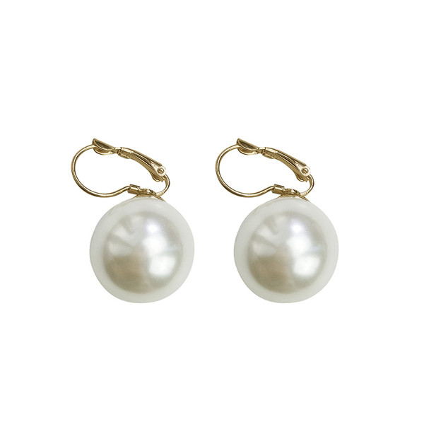 Női fülbevaló nagy gyöngyökkel