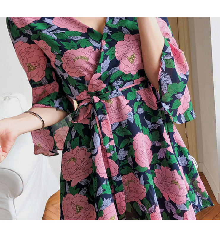 Καλοκαιρινό γυναικέιο φόρεμα με 3/4 μανίκι και floral μοτίβο