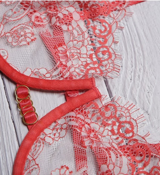 Modern kétrészes fehérnemű rózsaszín csipkével