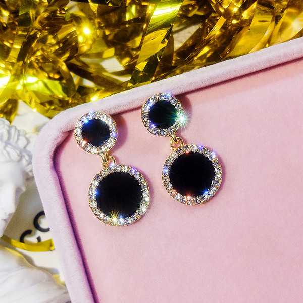 Stílusos női fülbevaló fekete kövekkel