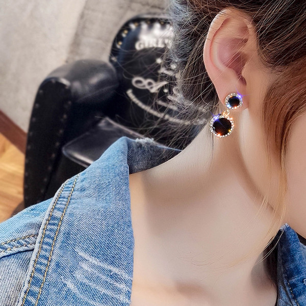 Stílusos női fülbevaló fekete kövekkel