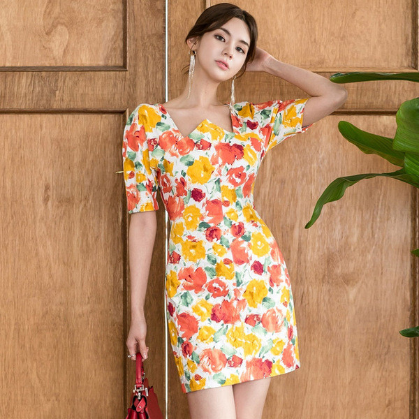 Κομψό γυναικέιοφόρεμα με κοντό μανίκι και floral μοτίβο