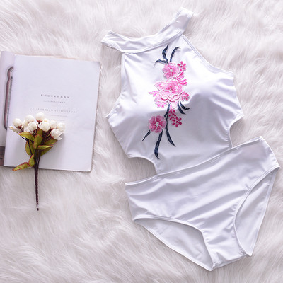 Κομψό γυναικείο μαγιό  με μαύρο και άσπρο χρώμα