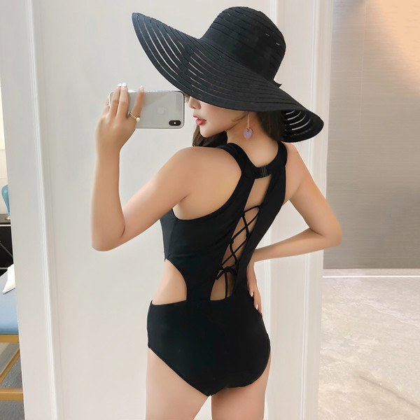 Κομψό γυναικείο μαγιό  με μαύρο και άσπρο χρώμα