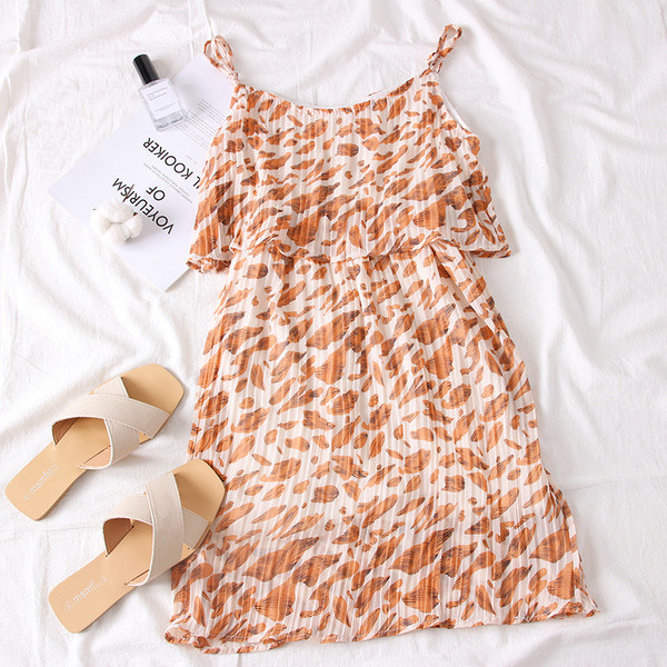 Modern női ruha vékony pántokkal és virágmotívummal három színben