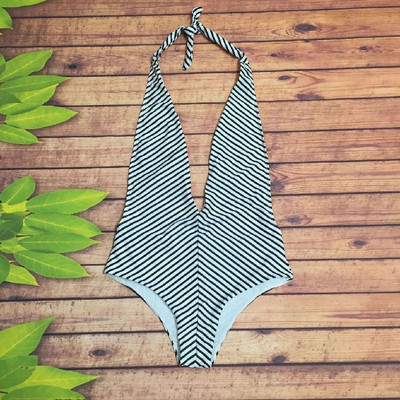 Γυναικέιο μαγιό με βαθύ ντεκολτέ