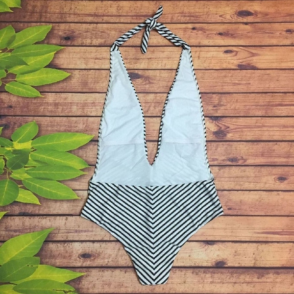 Γυναικέιο μαγιό με βαθύ ντεκολτέ 