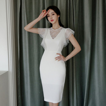 Σύγχρονο γυναικείο φόρεμα με δαντέλα και λαιμόκοψη στο λευκό και μαύρο χρώμα