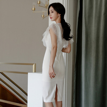 Σύγχρονο γυναικείο φόρεμα με δαντέλα και λαιμόκοψη στο λευκό και μαύρο χρώμα