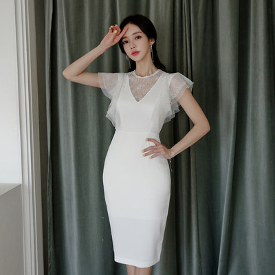 Σύγχρονο γυναικείο φόρεμα με δαντέλα και λαιμόκοψη στο λευκό και μαύρο χρώμα