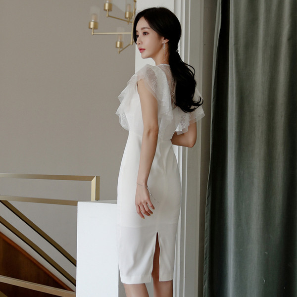 Σύγχρονο γυναικείο φόρεμα με δαντέλα και λαιμόκοψη στο λευκό και μαύρο χρώμα